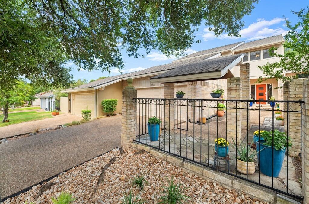 8136 Greenslope Dr, Austin, TX 78759 – Hillcrest Mesa Townhomes